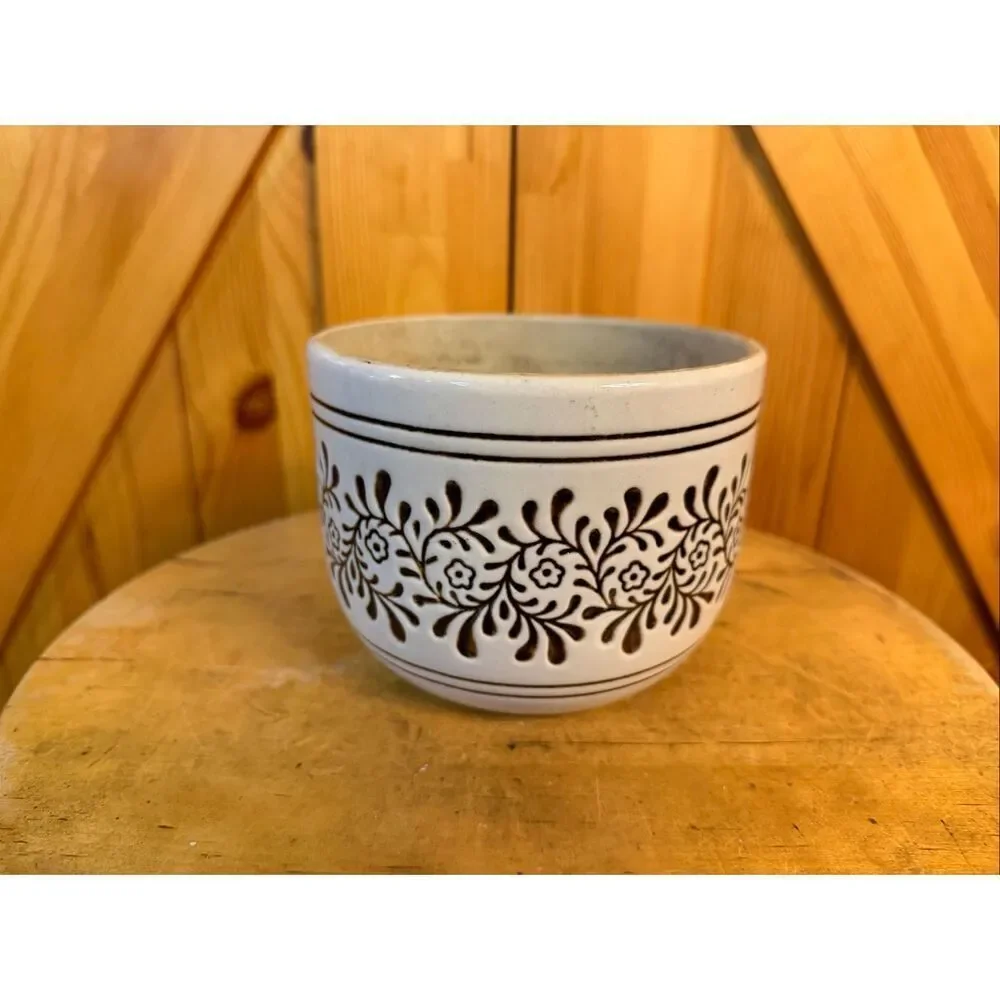 vintage ceramic planter featuring a decorative brown floral leaf pattern (6998)